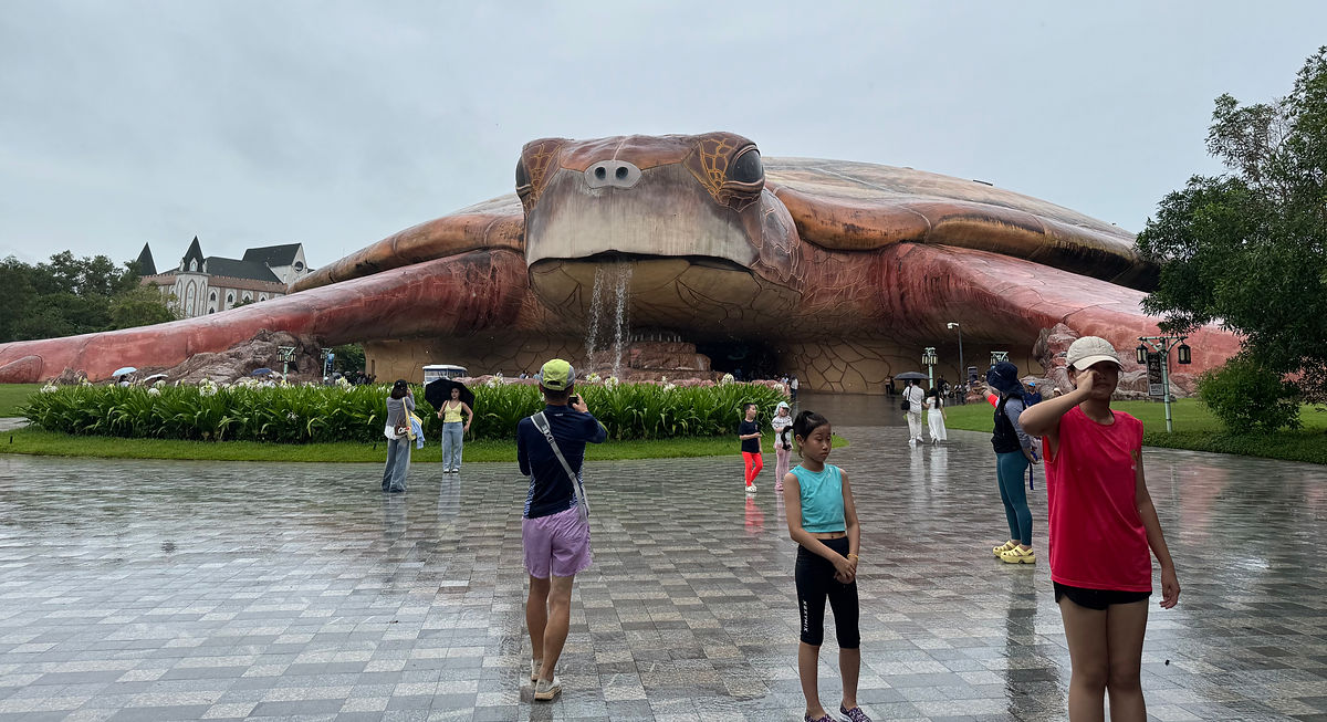 Probably the biggestttt turtle you'd ever see!